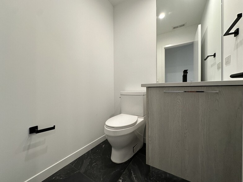 Building Photo - 2743 W Division St