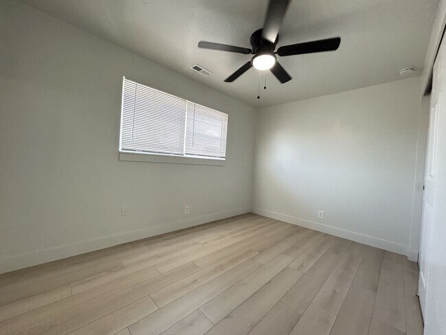 Building Photo - Beautiful 2 Bedroom 1 Bathroom Apartment *...
