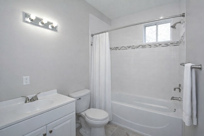 Building Photo - 294 Winifred St E