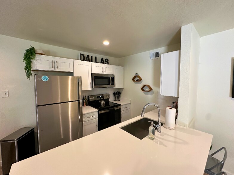 Building Photo - 5221 Bonita Ave