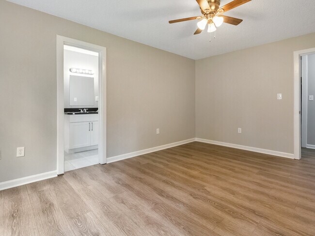 Building Photo - 9138 Clubhouse Dr