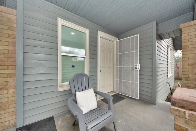 Building Photo - Historic Houston Charm with Modern Comfort Built In