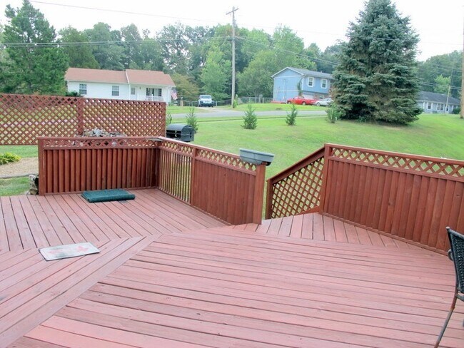 Building Photo - 927 Woods Hollow Dr