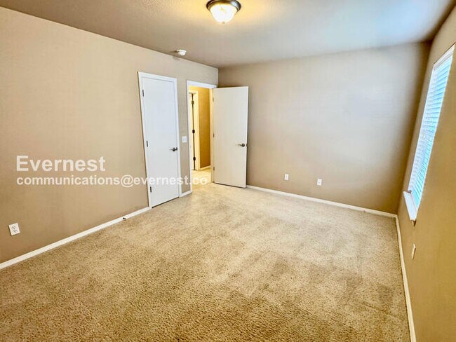 Building Photo - 3 Bed/2 Bath Home with Fenced Yard & Garage / Pet-Friendly / Available Now!