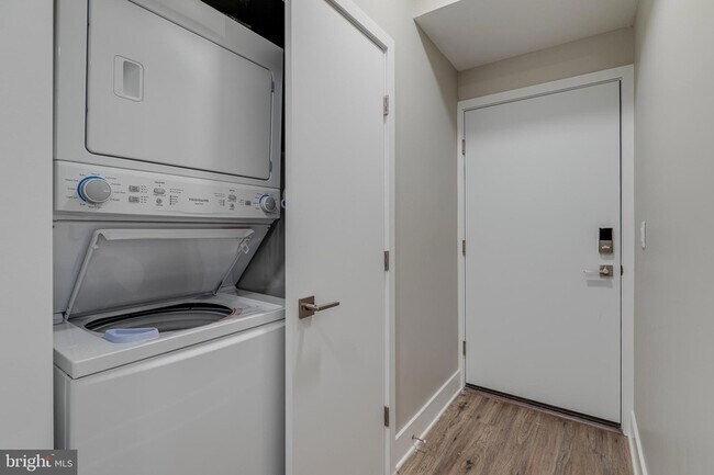 Building Photo - 1952 Bryn Mawr Ave