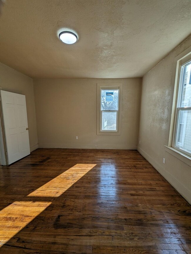 Building Photo - 2 Bedroom House Available