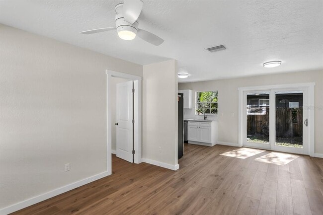 Building Photo - 14717 Sunset St