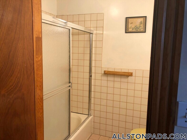 Building Photo - 36 Linden St