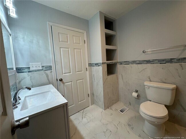 Building Photo - 929 Fleetwood Dr