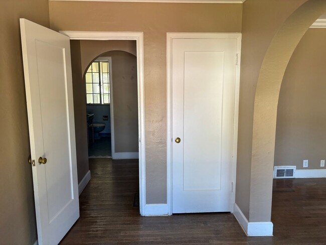 Building Photo - 2 bedroom, 1 bath cottage in the heart of ...