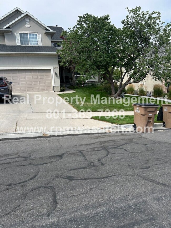 Building Photo - Don't miss out on this gorgeous and spacious basement apartment. It will go fast!!