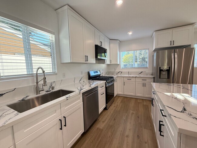 Building Photo - Brand new home 3/2 in prime Sylmar area