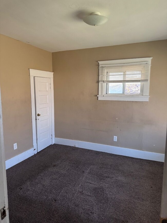 Building Photo - Charming 3-Bedroom Property in Prime Location