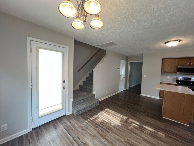 Building Photo - Spacious 4 Bedroom 2.5 Bath Available Now!