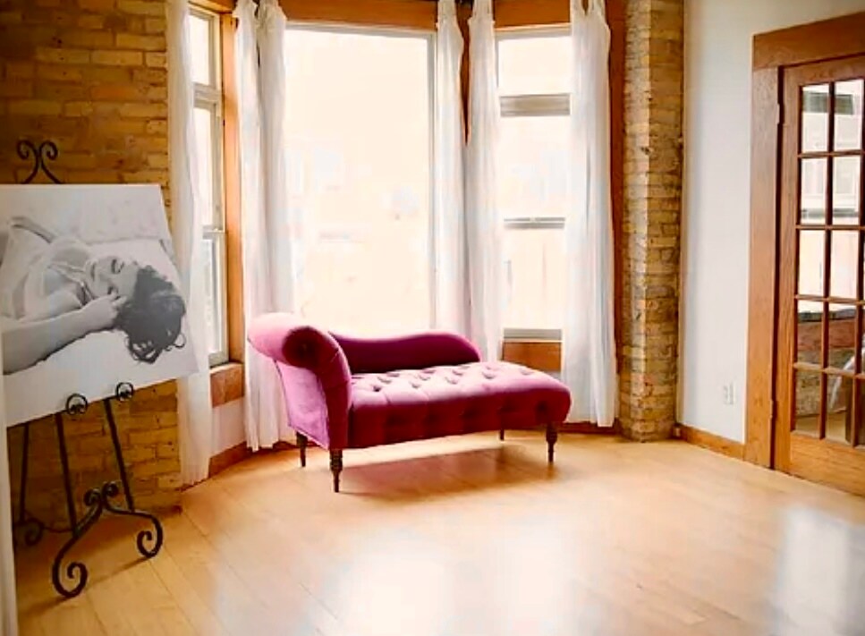 Large bay window facing 2nd street - 712 S 2nd St