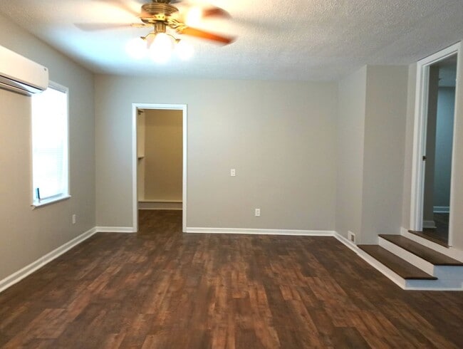 Building Photo - 4 Bedroom 3 Bath Coming Available!!