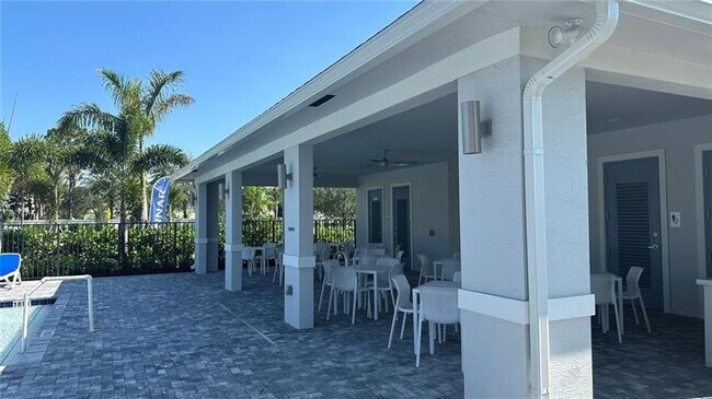 Building Photo - 655 SE Lk Fls St