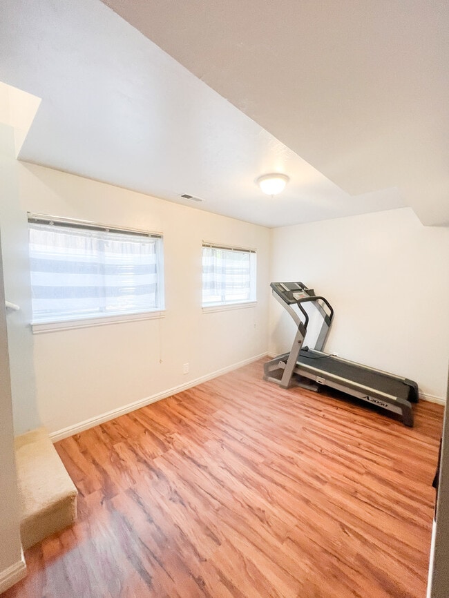 Building Photo - Stylish Light & Bright Space in the Heart ...