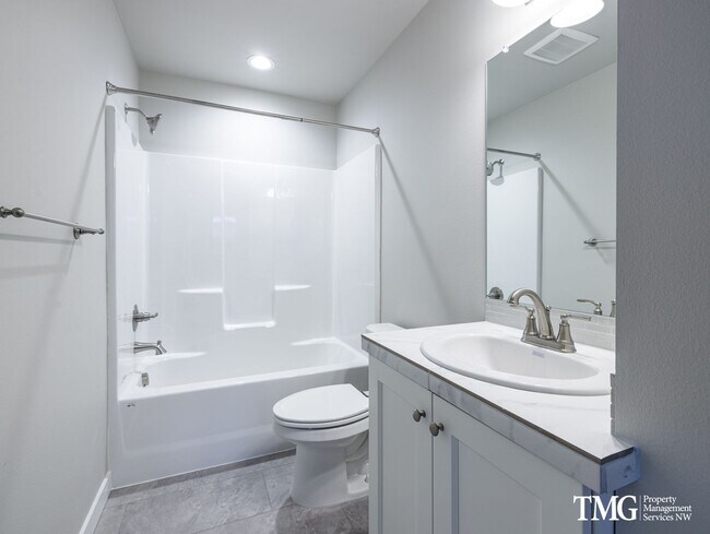 Building Photo - Brand New 3 Bed 2.5 Bath Ridgefield Home Offering
