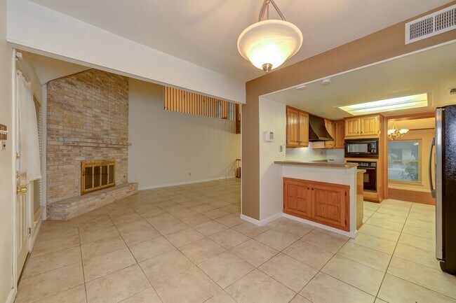 Building Photo - Charming Home with Vaulted Ceilings & Loft Near 281 & Bitters