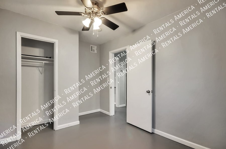 Building Photo - 121 W Birdman Dr