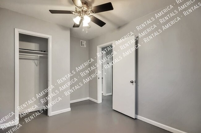 Building Photo - 121 W Birdman Dr