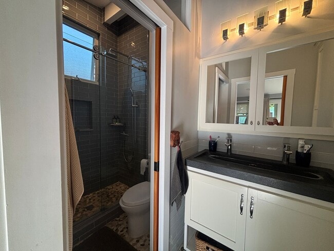 Building Photo - 2 Bed/2 Bath Oceanside Charmer!