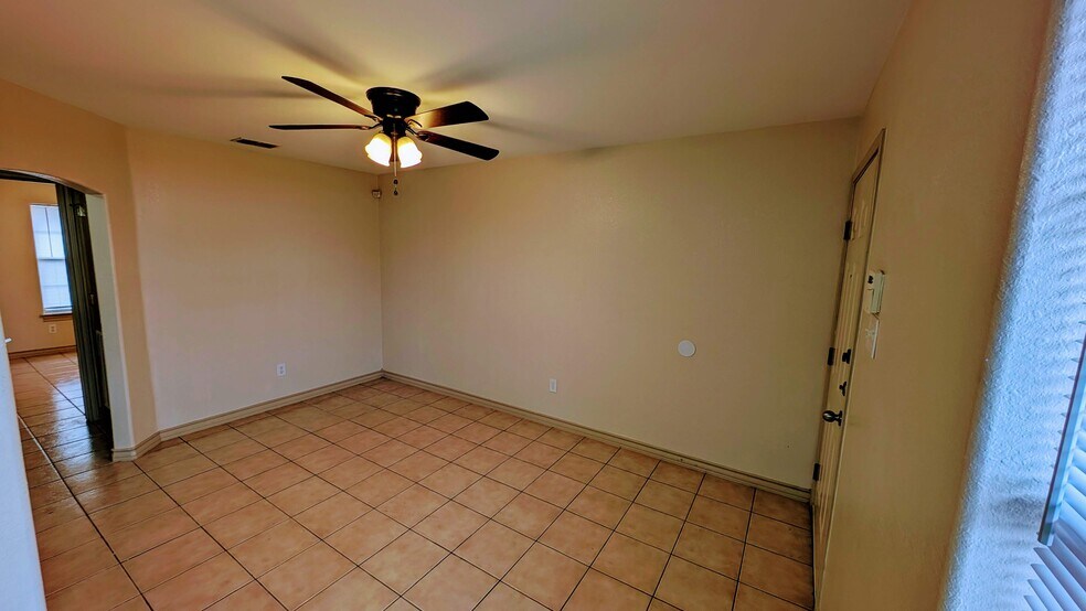 Building Photo - 1708 Chacon St