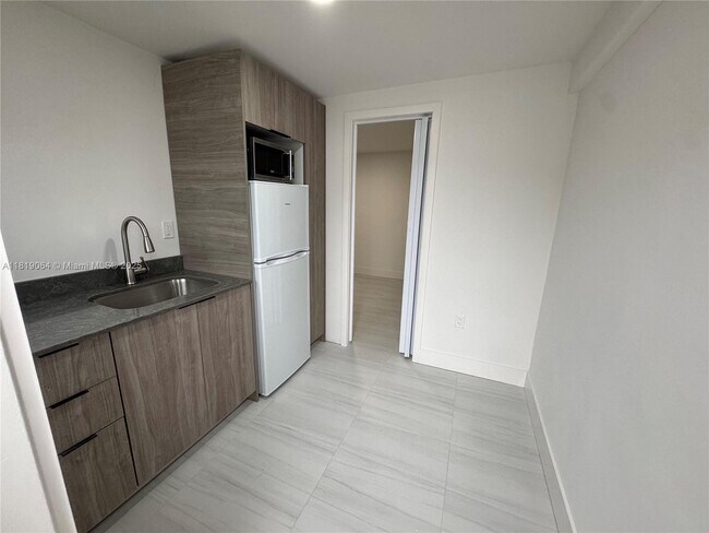 Building Photo - 340 E 57th St