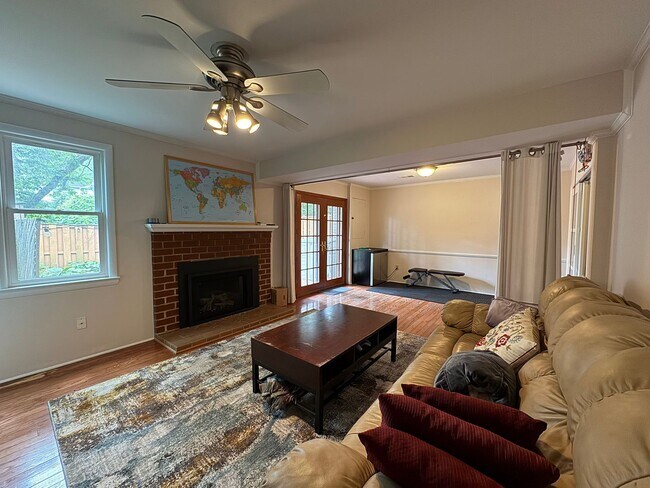 Building Photo - Refreshing 4 Bed 2/2 Bath End Unit Townhom...