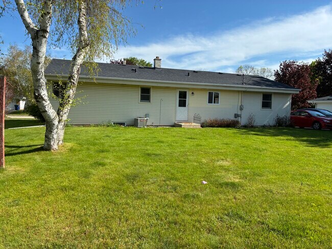 Building Photo - 209 W Cedar St