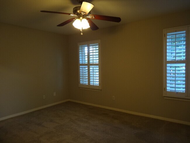 Building Photo - 864 Augusta Dr