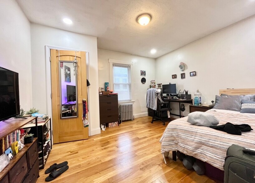 Building Photo - 12 Logan St