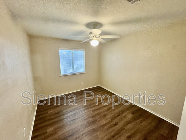 Building Photo - 909 House Creek Dr