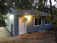 Building Photo - 2320 Saxon St