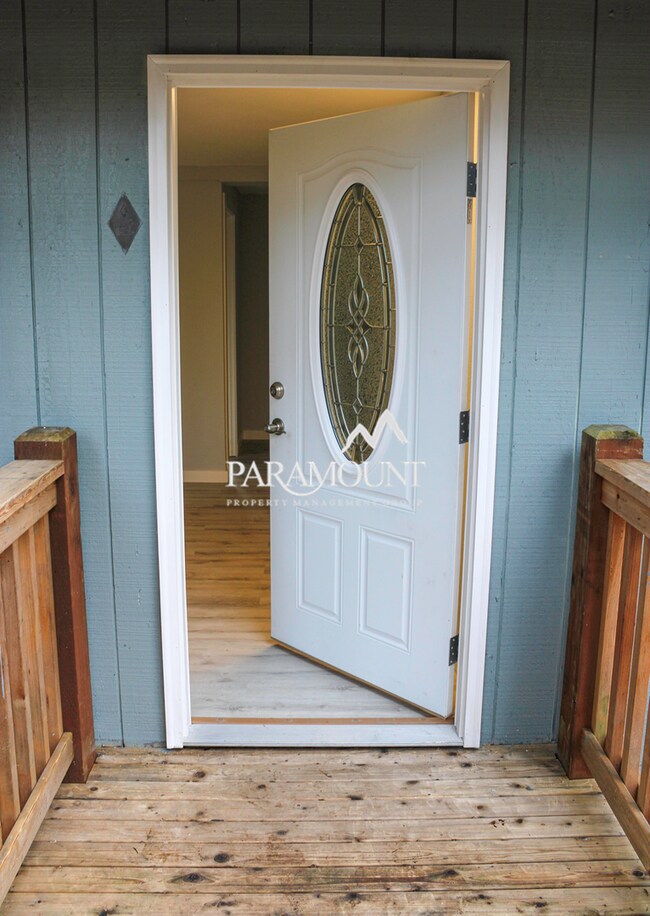 Building Photo - Bright and Modern 2 Bed with Large Bonus Room/Den!
