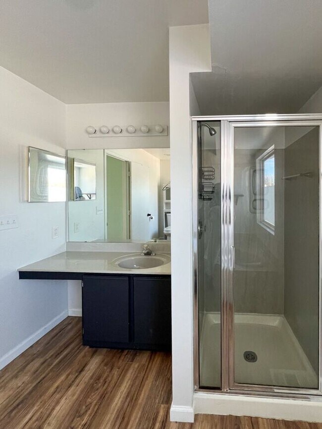 Building Photo - Cozy 3-Bedroom, 4-Bathroom Home in Saint L...