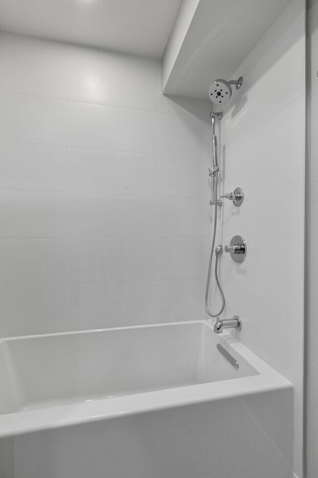 Building Photo - Large Freshly Remodeled and AIR CONDITIONE...