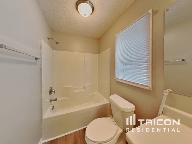 Building Photo - 2048 Ballston Pl