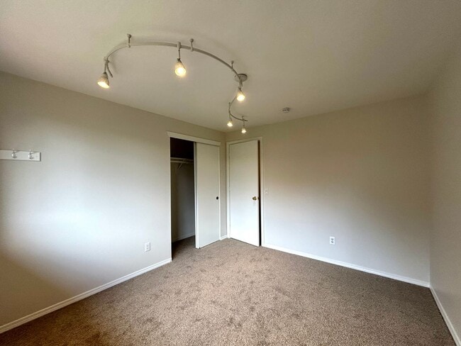 Building Photo - Beautiful 4BD Home | Fireplace, Fenced Backyard, Deck, Garage & A/C