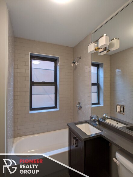 Building Photo - 423 W Belden Ave