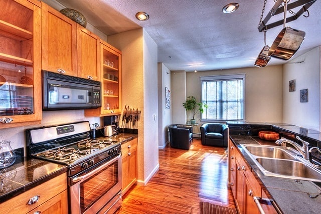 Building Photo - Walk to Pearl Street - Beautiful 1 Bedroom...