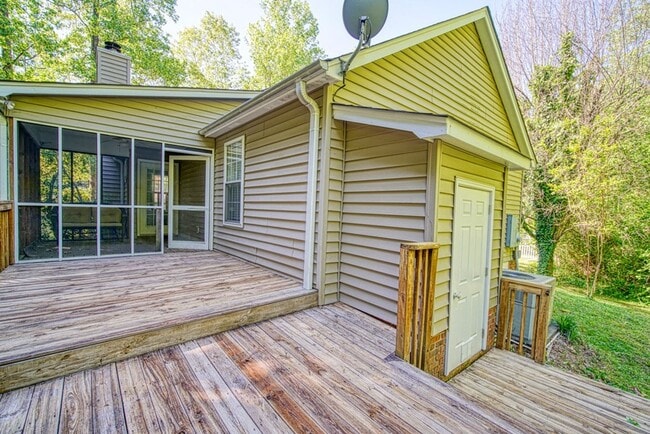 Building Photo - Adorable 2 BR, 2 BA Home - Greater North Main Area, Greenville