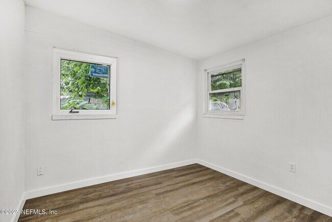 Building Photo - 1714 Brookview Dr S