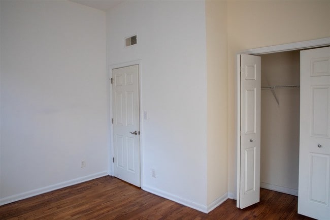 Building Photo - 341 Monmouth St