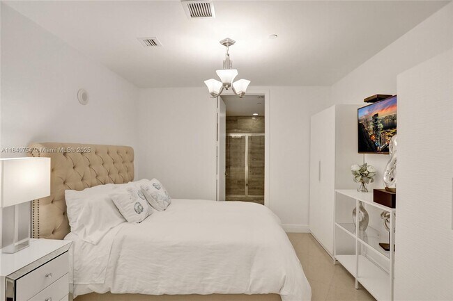 Building Photo - 15901 Collins Ave