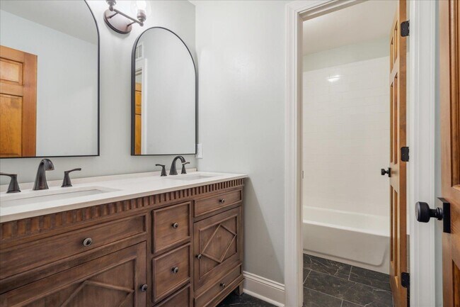 Building Photo - 439 Barbara Ln