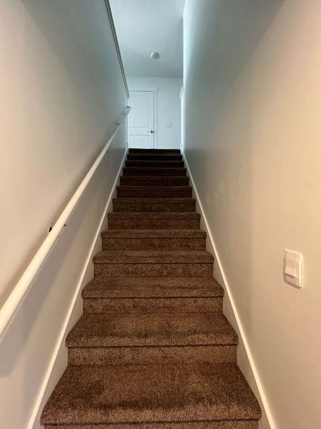 Building Photo - Beautiful Modern Townhome