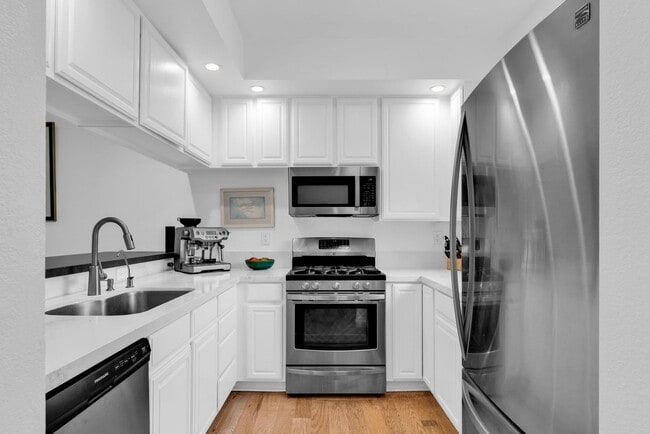 Building Photo - Quiet and Spacious 2 Bedroom Condo in Sunny Novato!