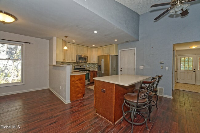 Building Photo - 638 Top Ridge Dr